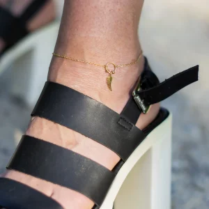 anklet skrzydło anioła na modelce
