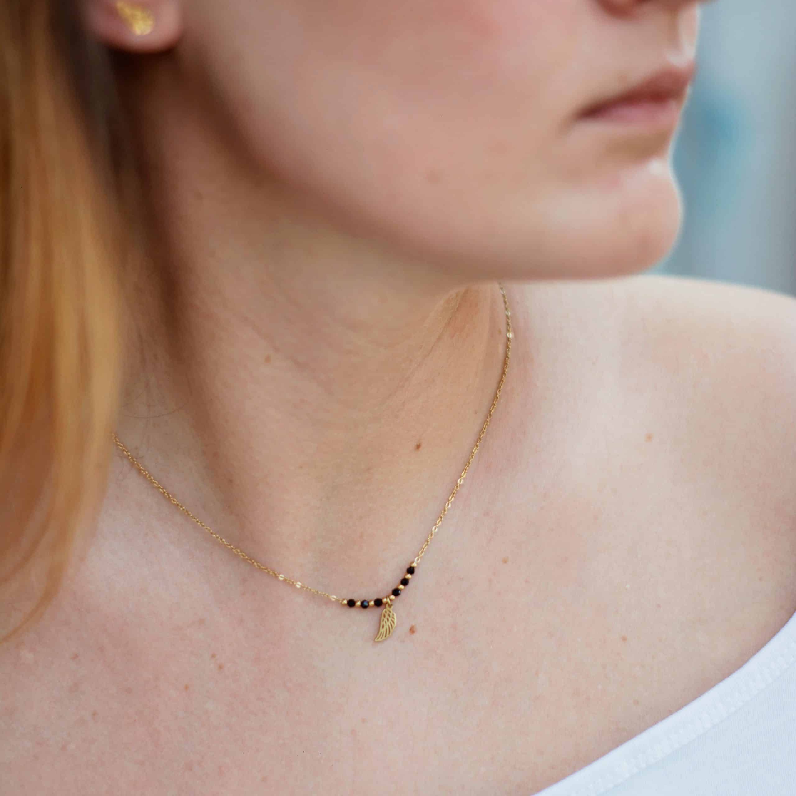 Naszyjnik Skrzydło Anioła ze Stali Chirurgicznej czarne koraliki na modelce