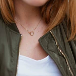 Naszyjnik Złoty z Dwoma Połączonymi Okręgami na modelce