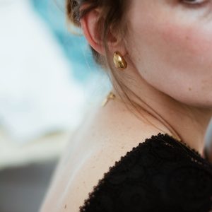 Kolczyki krople na modelce