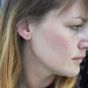 Kolorowe Kolczyki z Cyrkoniami - Geometryczny Kształt na modelce