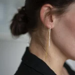 Złote Długie Kolczyki z Cyrkoniami – Glamour & Minimal na modelce