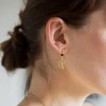 kolczyki czterolistna koniczyna na modelce