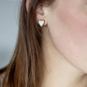 Kolczyki „White Heart” – Pozłacane z Masą Perłową na modelce