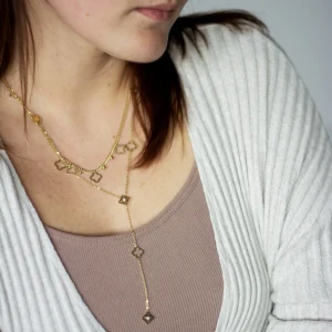 Warstwowy Damski Naszyjnik z Motywem Koniczyny stylowy na modelce