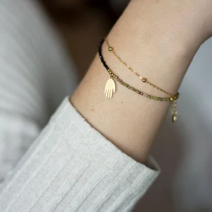 Bransoletka Hamsa ze Złotym Łańcuszkiem i Kamieniami – Ochronna Biżuteria Boho na modelce