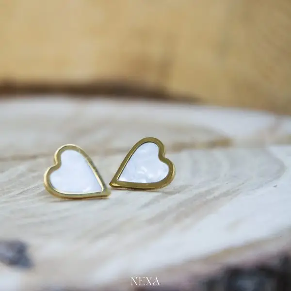 Kolczyki „White Heart” – Pozłacane Serca z Masą Perłową - obrazek 2