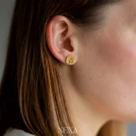 złote kolczyki w uchu