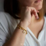 Bransoletka z Charmsami „Aurora Tree” na modelce